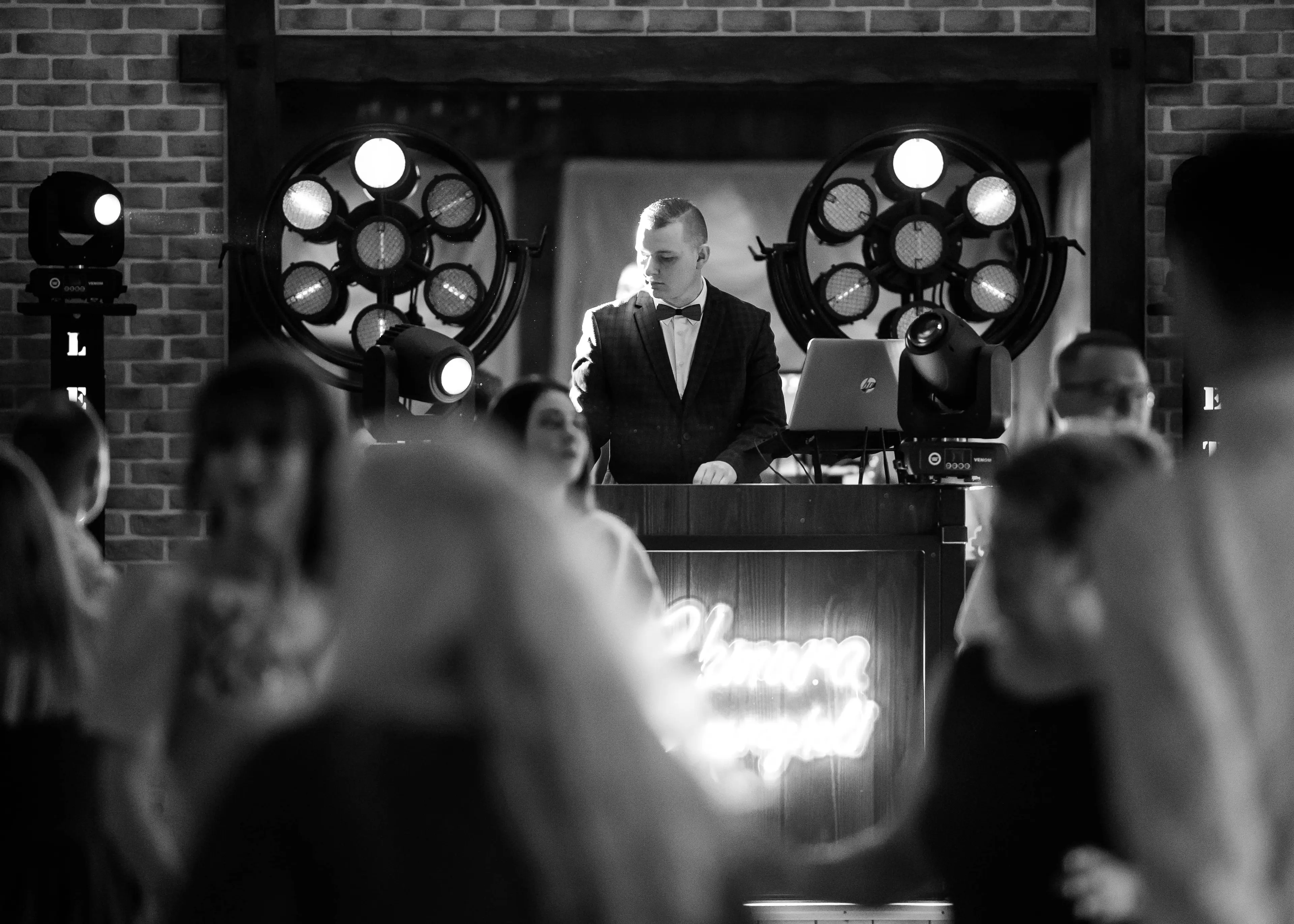 DJ Chmura prowadzący zabawę weselną z profesjonalnym sprzętem