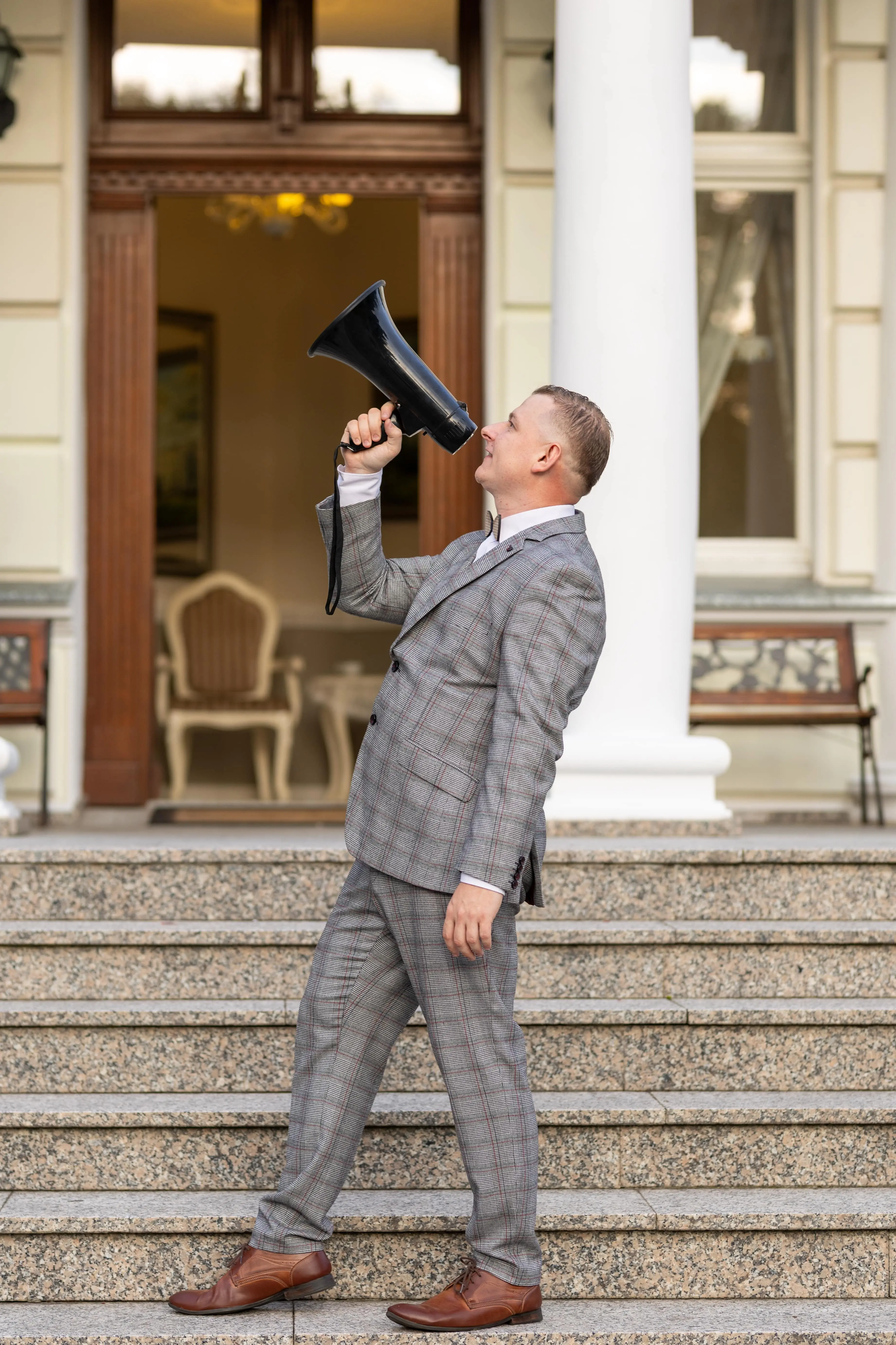 DJ Chmura jako wodzirej prowadzący zabawę weselną