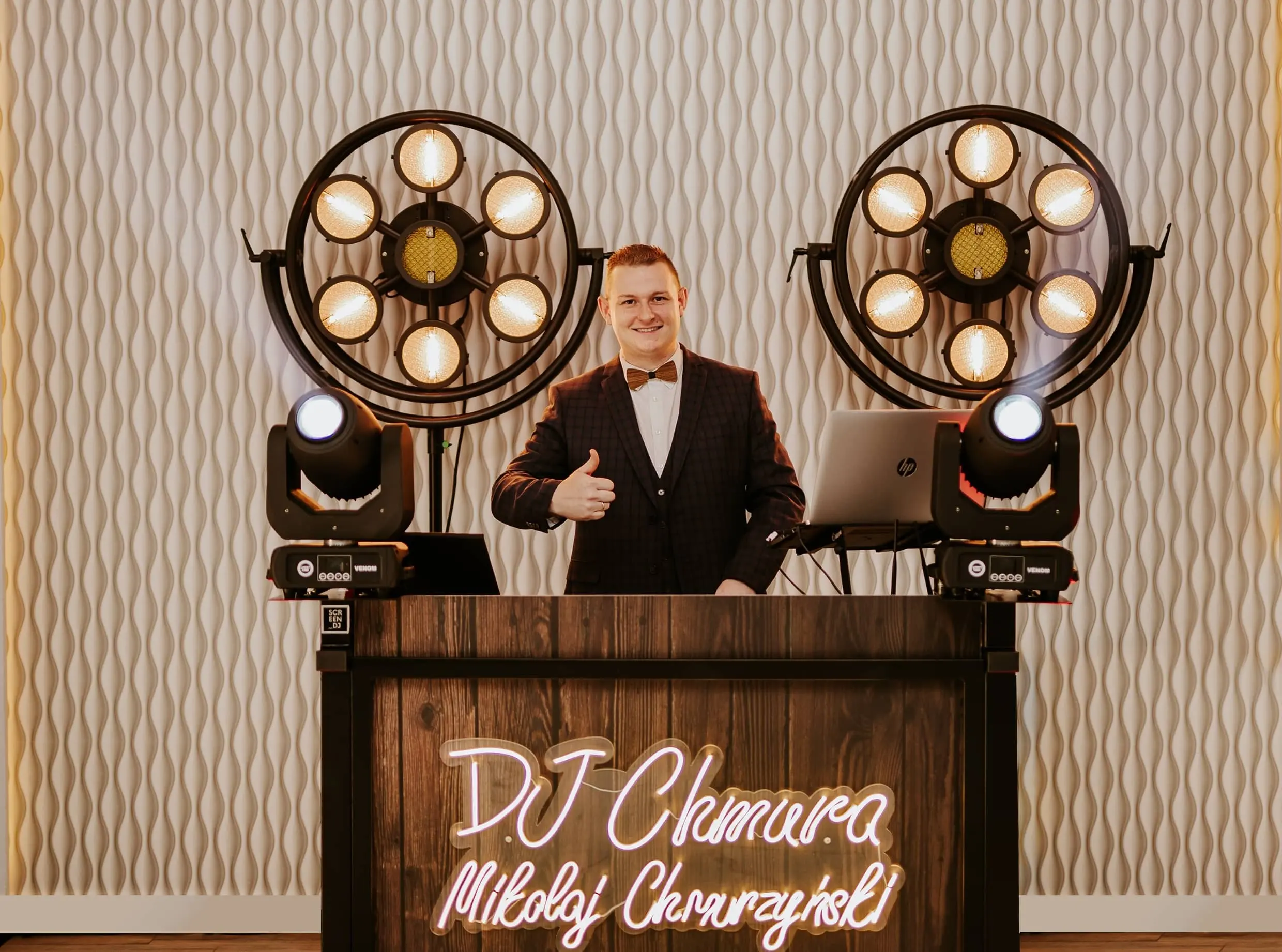 DJ Chmura przy konsolecie mikserskiej podczas wesela