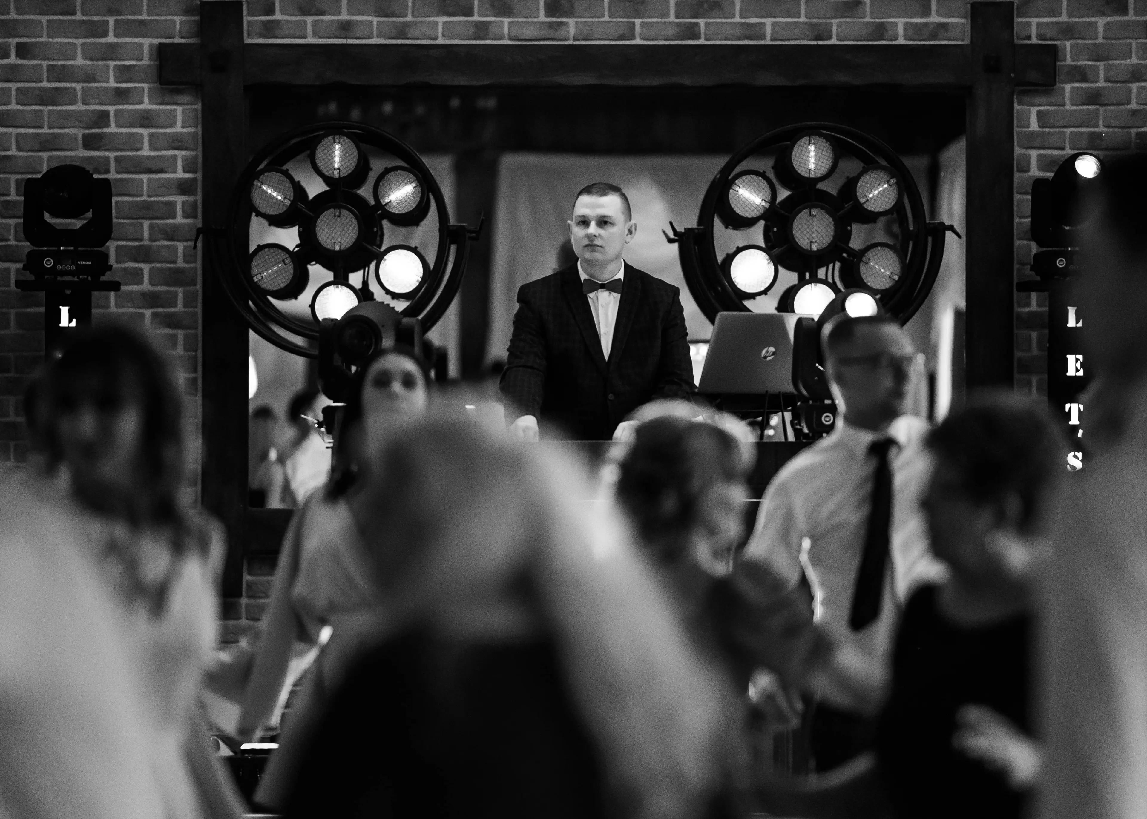 Profesjonalny sprzęt DJ Chmura - oświetlenie i nagłośnienie