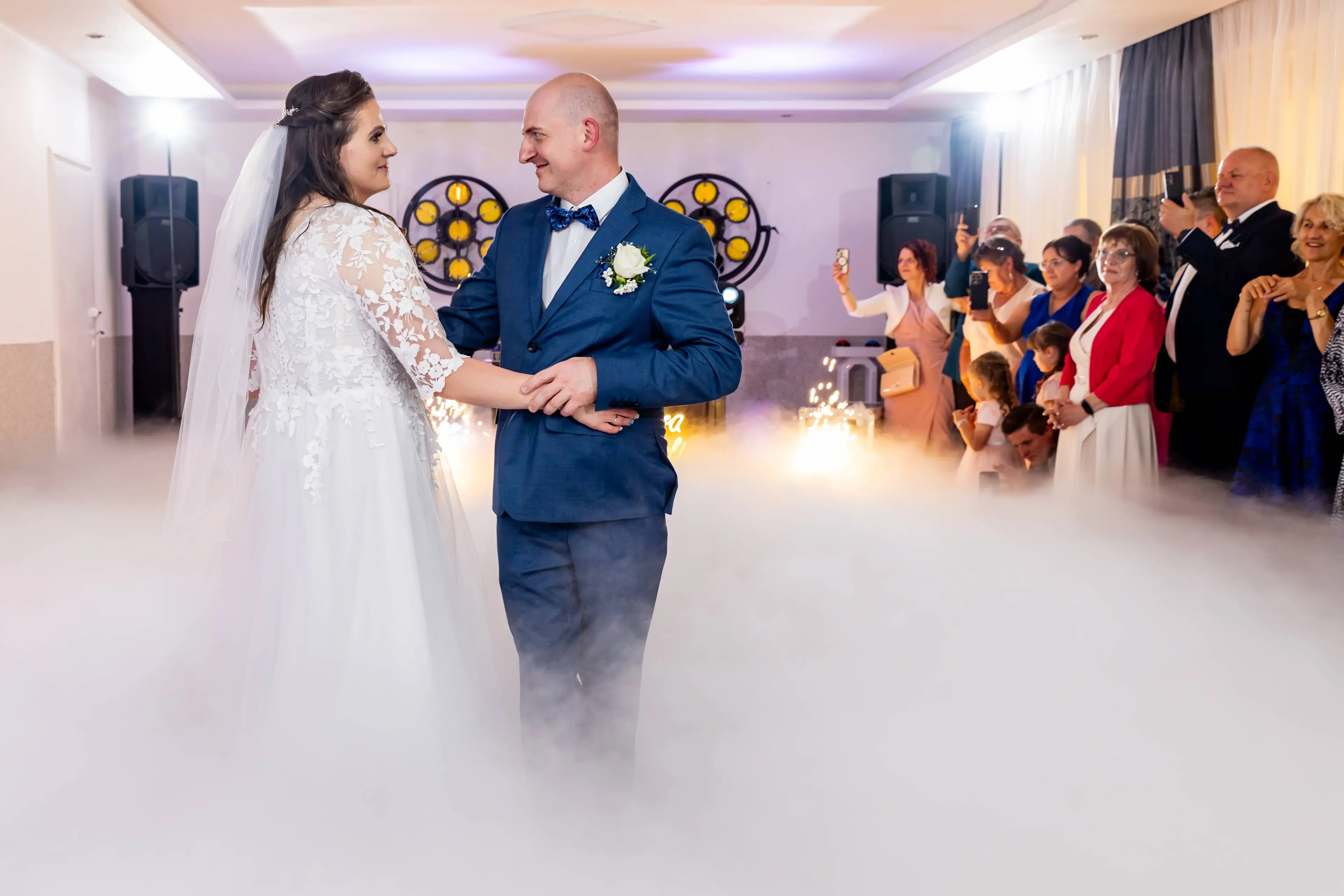 Pierwszy taniec pary młodej w ciężkim dymie na weselu