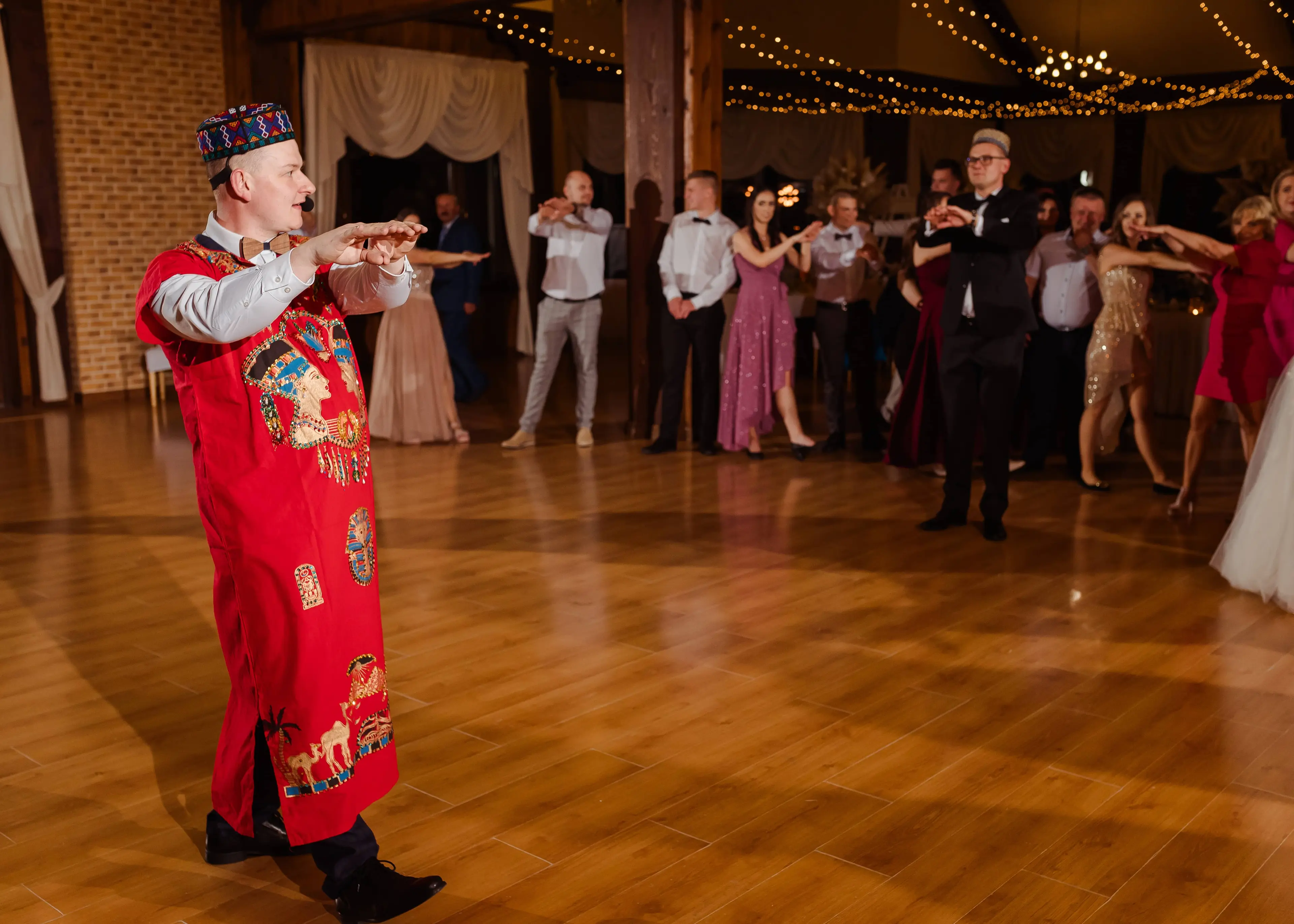 Rozbawionych gości podczas zabawy tanecznej na weselu