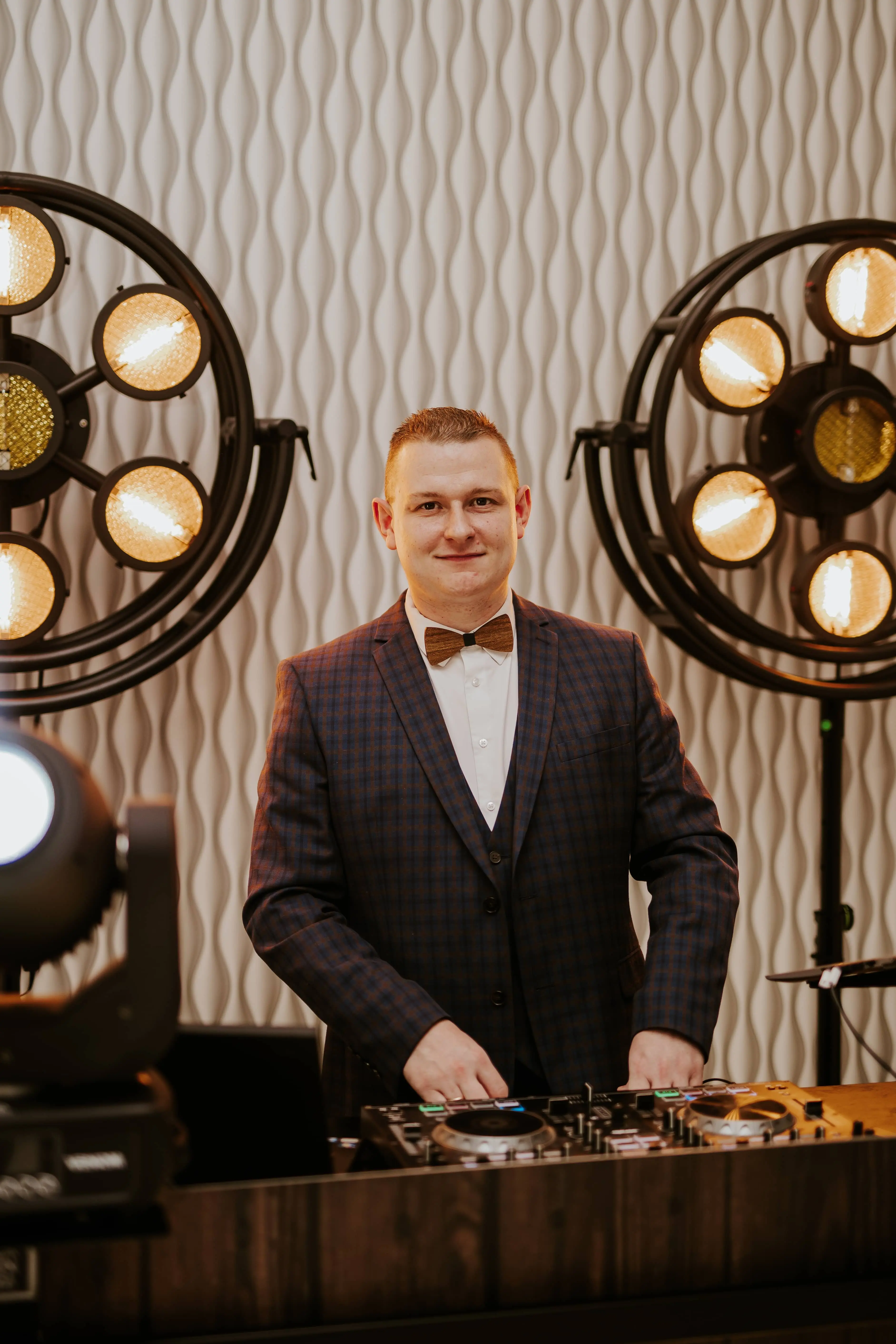 DJ Chmura podczas pracy - profesjonalny sprzęt DJ