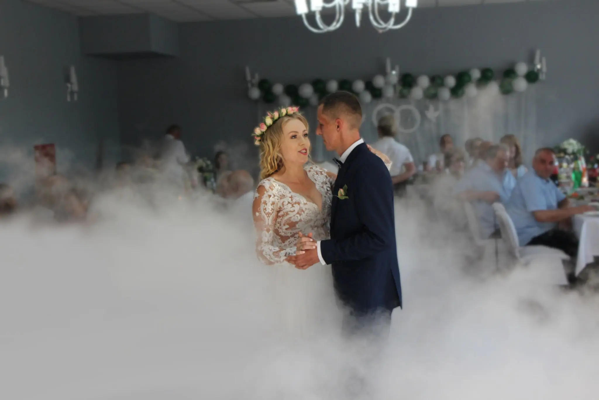 DJ Chmura obsługuje konsoletę DJ