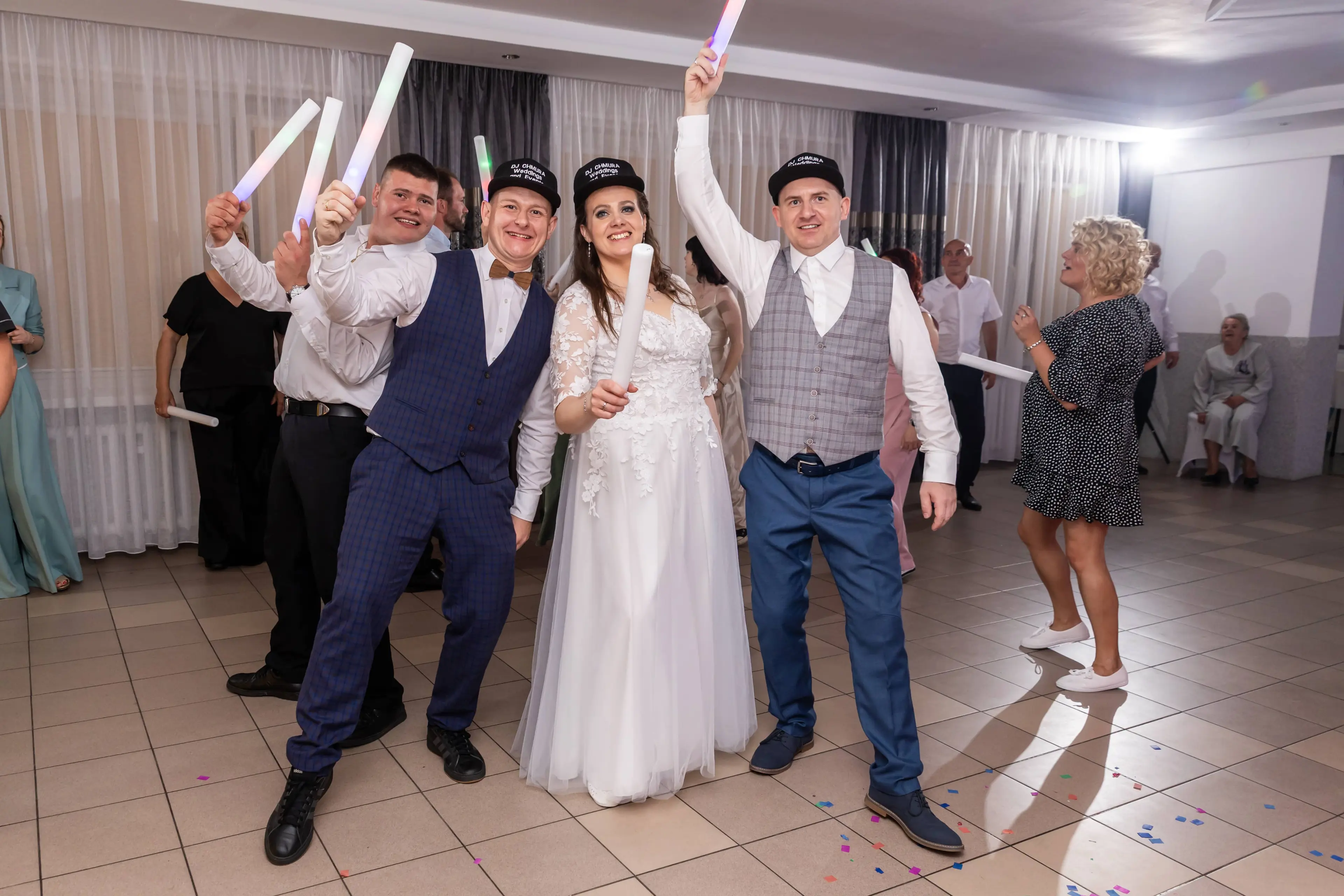 Szczęśliwi goście na weselu z DJ Chmura